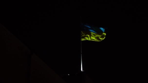 Πατριωτικό σύμβολο της Ουκρανίας εδάφη φτερουγίζει στον άνεμο στο σκοτεινό ουρανό — Αρχείο Βίντεο