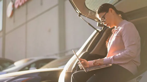 Una hermosa mujer freelancer trabajando en un ordenador portátil al aire libre —  Fotos de Stock