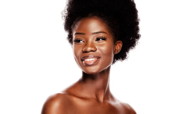 Junge Afrikanerin mit glücklichem Lächeln auf weißem Hintergrund — Stockfoto
