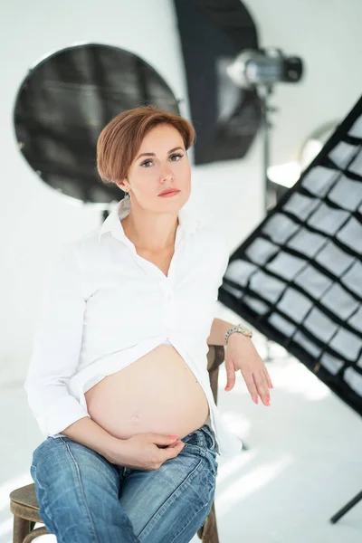 Pregnant Woman Poses For Photo Shoot In Studio — ストック写真