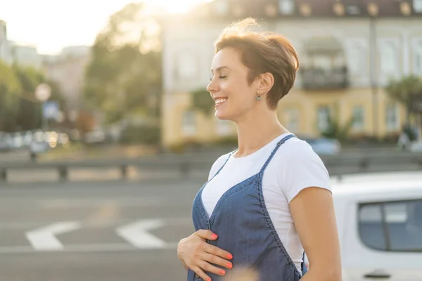 Lycklig gravid kvinna skratt promenader på en stadsgata — Stockfoto