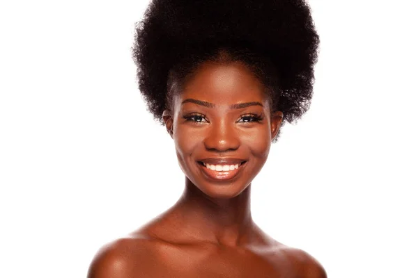 Jovem modelo de beleza afro-americano com sorriso feliz — Fotografia de Stock