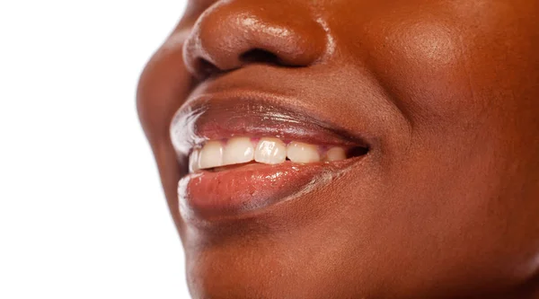 Afro-americana sorriso feminino no conceito de beleza — Fotografia de Stock