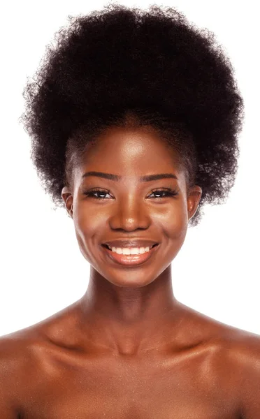 Modelo de beleza preta com um penteado afro feliz sorrindo — Fotografia de Stock