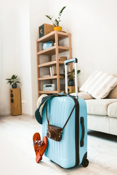 Blå resväska med tofflor, hatt och kamera. — Stockfoto
