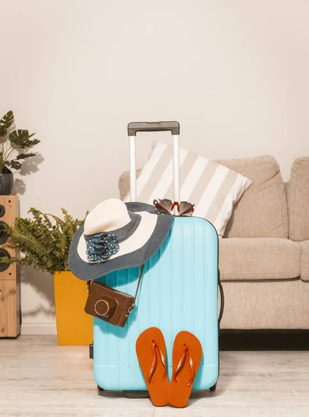 Sommar vaction, resväska med havaianas och hatt. — Stockfoto