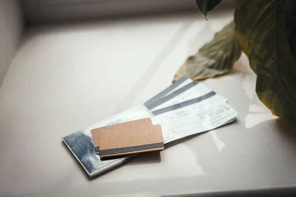 Bilhetes de avião e passaportes na mesa de café . — Fotografia de Stock