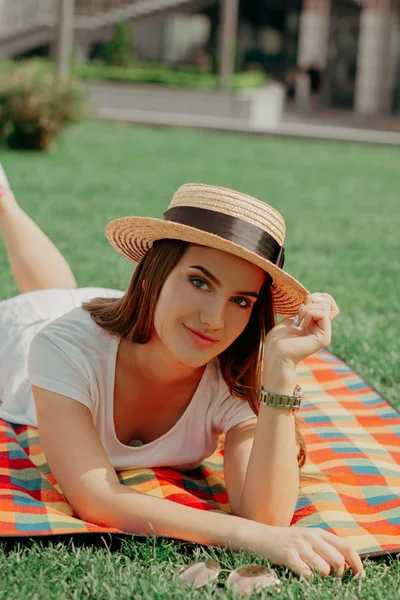 Attractive Girl In Straw Hat Poses On The Grass On A Sunny Day — Stock Photo, Image