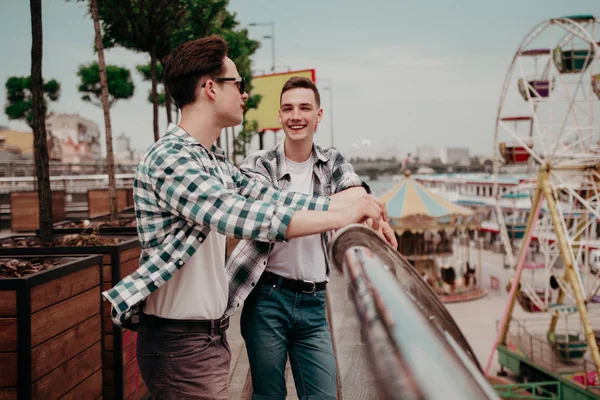 Zwei Männer unterhalten sich im Stadtpark — Stockfoto