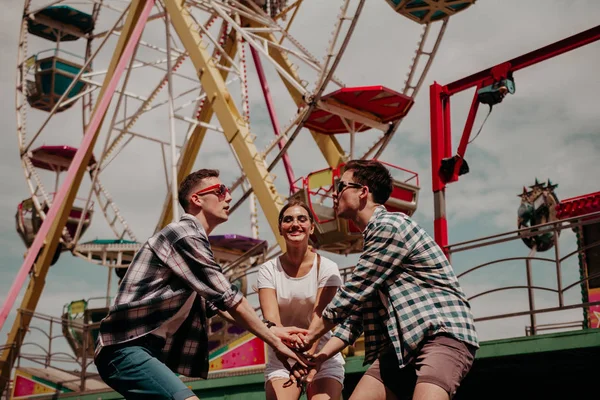 Unga studenter vek lyckligt ihop händerna på en sommardag i parken — Stockfoto