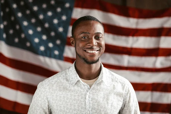 Gülümseyen Afrikalı Amerikalı Adam Amerika Bayrağı Altında Duruyor — Stok fotoğraf