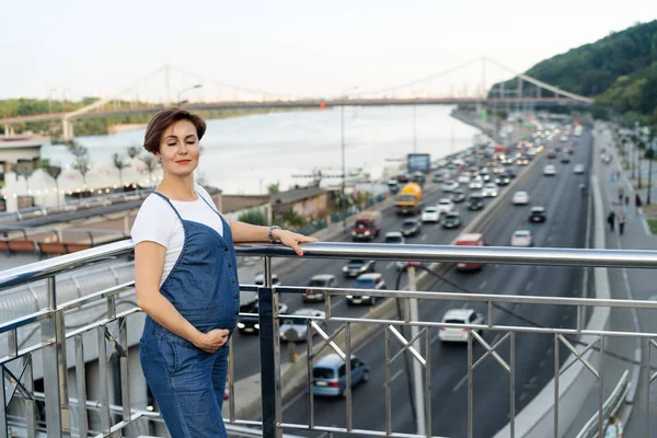 Mujer embarazada caucásica lleva un estilo de vida saludable en previsión de la maternidad — Foto de Stock