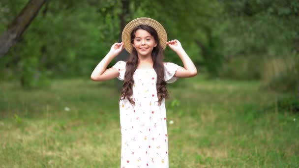 Souriant fille posant posant sur la nature verte de retour dans le jardin — Video