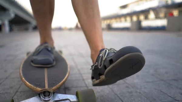 Uomo di mezza età dalla pelle chiara che guadagna velocità sullo skateboard all'aperto . — Foto Stock