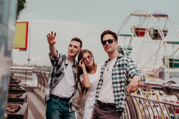 Friends Of Students Admire The Cityscape Standing On A City Bridge During The Holidays — 图库照片