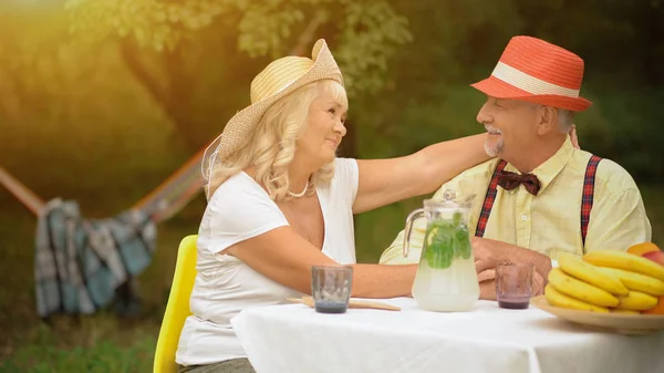 Starší lidé Pár jsou spolu šťastní — Stock fotografie