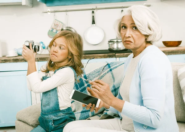 Großmutter und Enkelin versuchen Technologien zu verstehen — Stockfoto