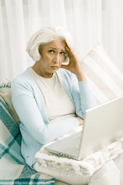 Mulher idosa de cabelos grisalhos com laptop — Fotografia de Stock
