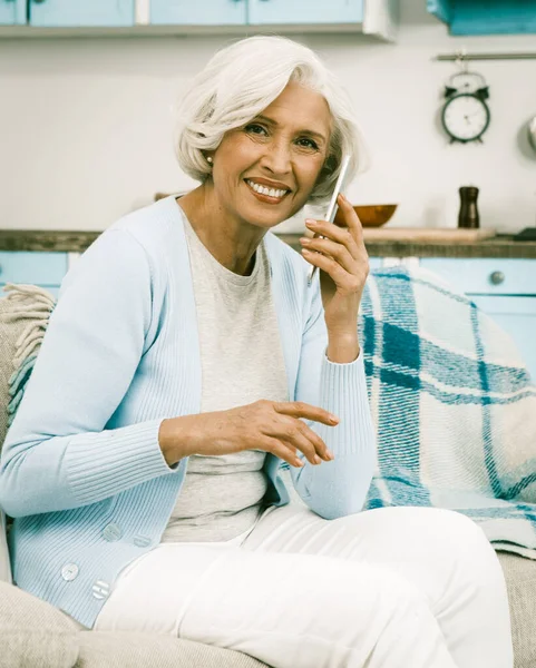 Italiano de cabelos brancos sorrindo mulher fazendo um telefonema — Fotografia de Stock
