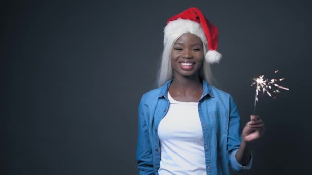 Cute African woman with Sparkler white hair — Stock Video