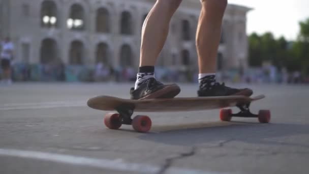 Light-skinned άνθρωπος κρατά ισορροπία στο Longboard στη μέση της πλατείας της πόλης — Αρχείο Βίντεο