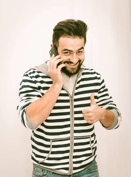 Jeune homme beau ayant une conversation téléphonique — Photo