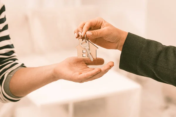Kunci dari rumah baru yang diberikan kepada pemilik — Stok Foto