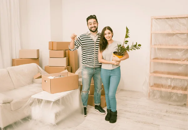 Caucasian young couple happy to moving in to new apartment. — 스톡 사진