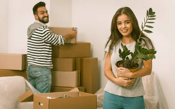 Gelukkige jonge paar verplaatsen in hun nieuwe huis — Stockfoto