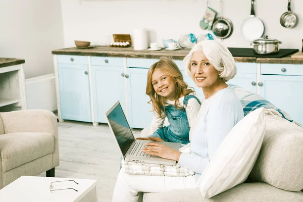 Intergenerational Relationship Granny And Little Girl Using Laptop — ストック写真