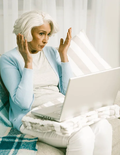 Femme oreille blanche déçue en utilisant un ordinateur portable — Photo