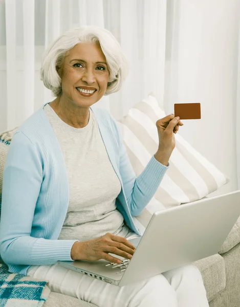 Cheerful Mature Lady Laughs Menggunakan Kartu Kredit Dan Komputer — Stok Foto