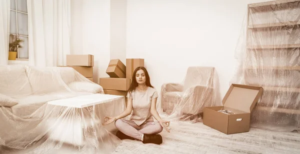 Young hispanic girl meditating or relaxing during the relocation. Obrazek Stockowy