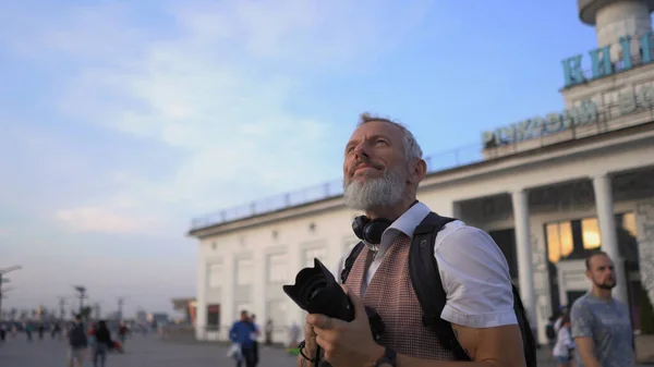 Viajero Admira la hermosa vista de la ciudad con una cámara en sus manos — Foto de Stock
