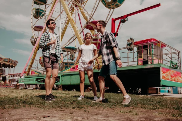 Youth Company Has Fun In The City Park In The Summer — Stockfoto