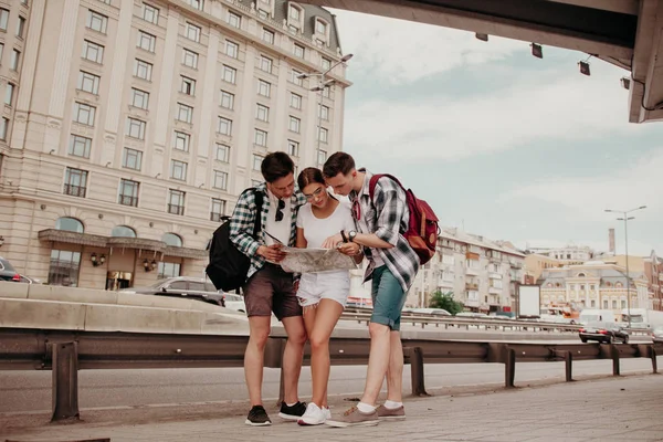 Young People Travel On Foot With A Map Around The City During The Summer Holidays. — ストック写真