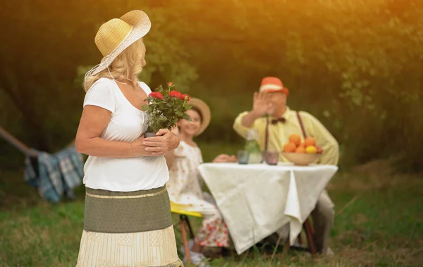 Grande famiglia riposa in un bellissimo giardino estivo — Foto Stock