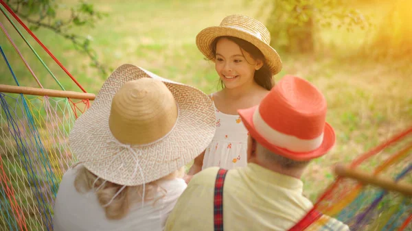 The Old Couple Is Sitting In The Hammock In The Garden — ストック写真