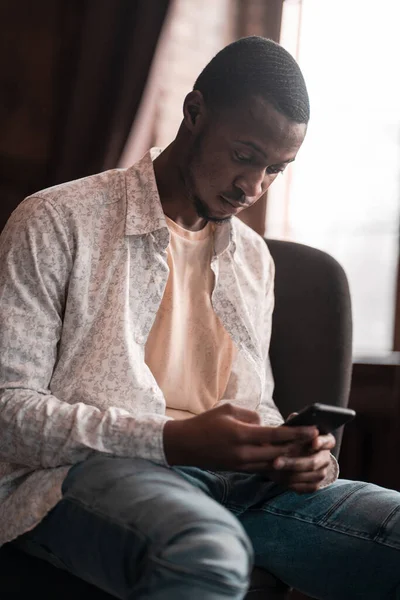 Smart Black Freelancer Is Chatting In His Smartphone — Stockfoto