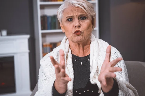 Affective Senior Woman impressionantemente Grimaces com raiva — Fotografia de Stock