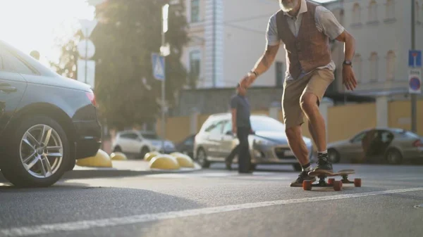 Intelligente man plezier hebben van extreme sport met skateboard — Stockfoto