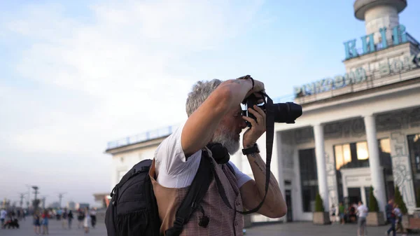 Human Traveler Blogger Makes Shots For His Blog. — Stock Photo, Image