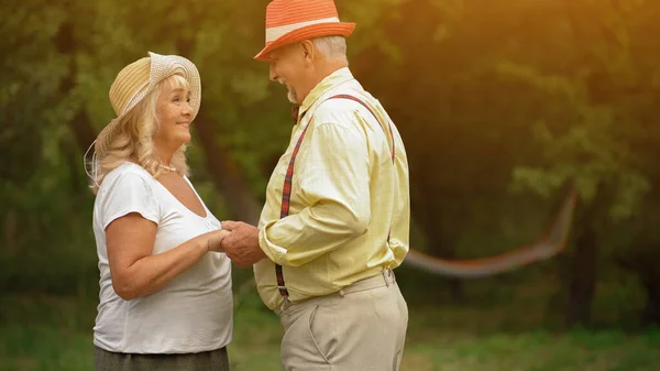 Old Couple Standing Sideways And Holding Their Hands — Stock Photo, Image