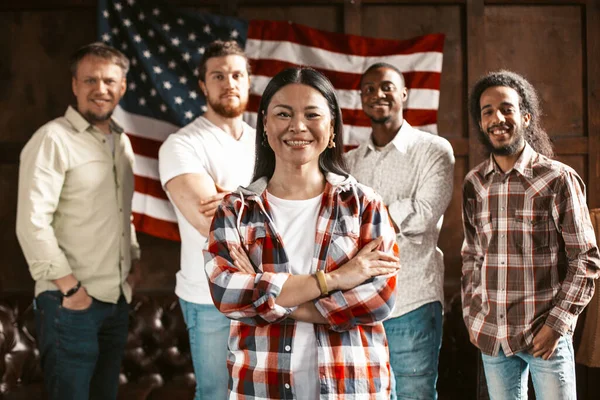 Equipo multiétnico de jóvenes emprendedores estadounidenses se regocija en una exitosa puesta en marcha — Foto de Stock