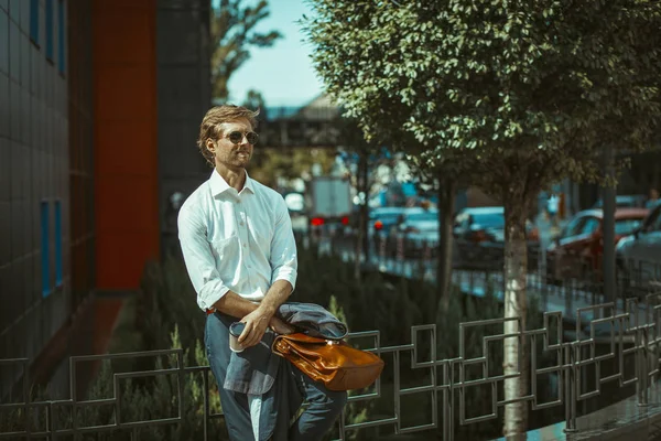 Joven hombre de negocios o aprendiz disfrutando de su tiempo — Foto de Stock