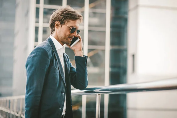 Feliz hombre de negocios sonriente hablando por teléfono . — Foto de Stock