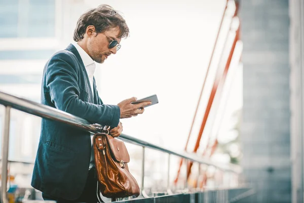 Молодий красивий бізнесмен зайнятий на смартфоні, читаючи текстове повідомлення . — стокове фото