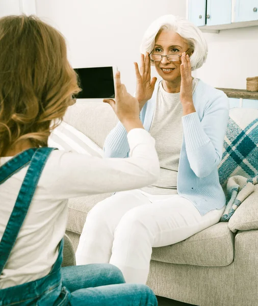 Senior White Italian Woman Posing For Her Granddaughter Learning Technologies — стокове фото