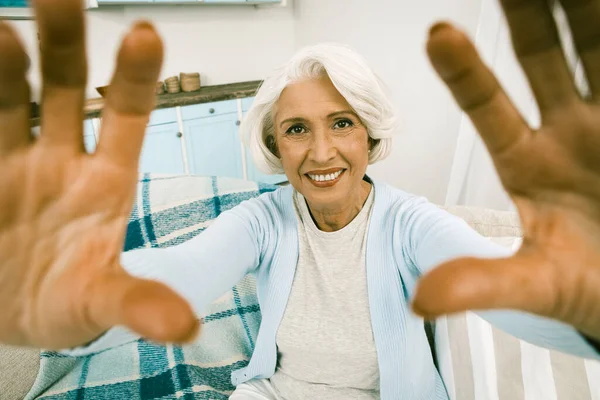 Cheerful Mature Lady Making Self Photos On Kitchen Back — 스톡 사진