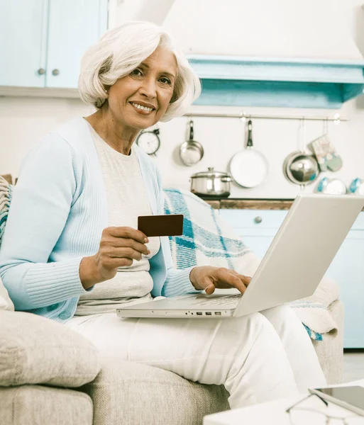 Nenek Menggunakan Kartu Kredit Selama Belanja Online — Stok Foto
